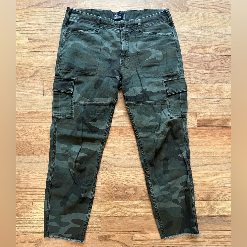 Good condition Women’s Abercrombie & Fitch Cropped Camouflage Pants size 8/ 29